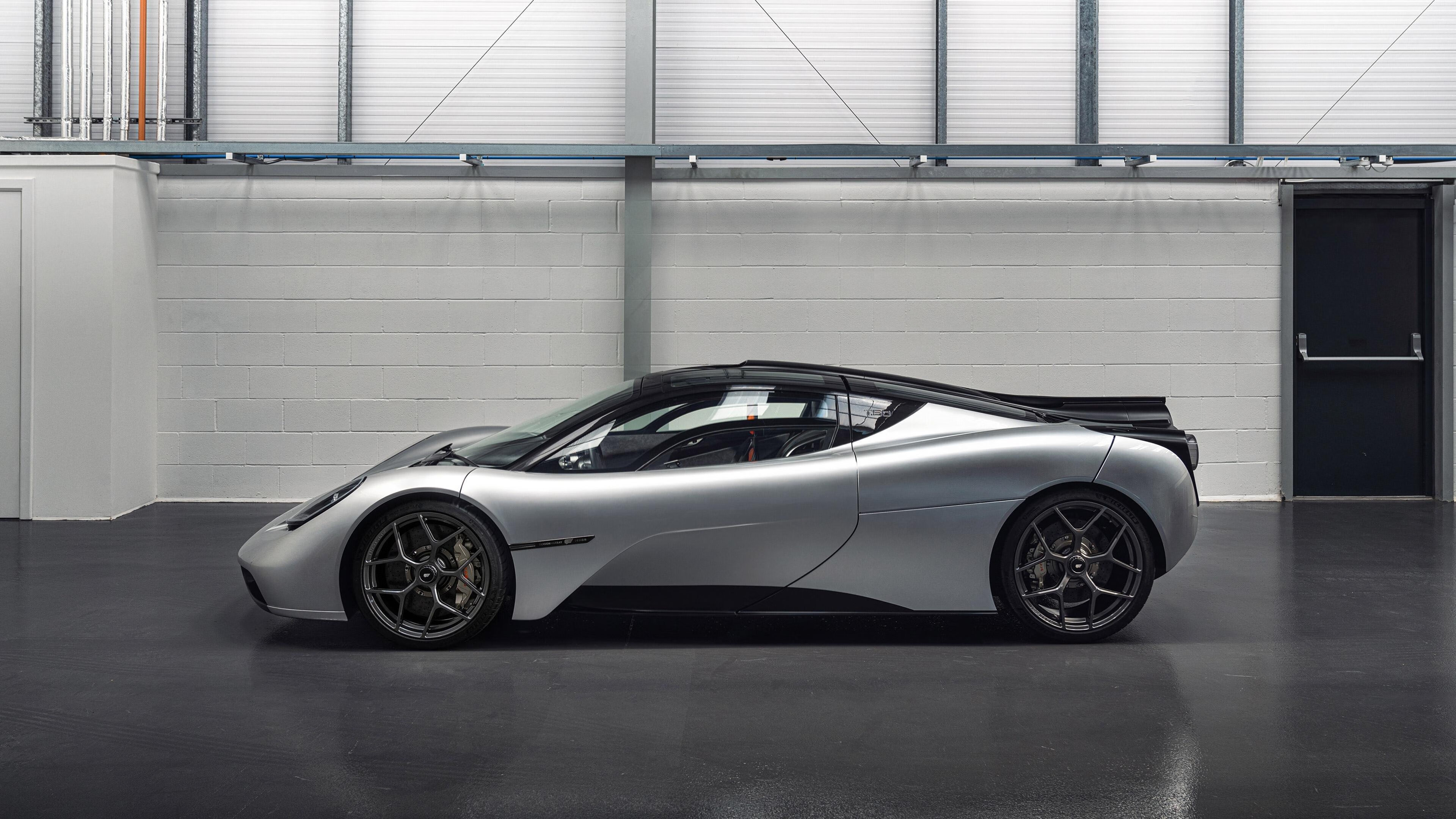 依托互联网平台，打造线上足球社区，线下足球